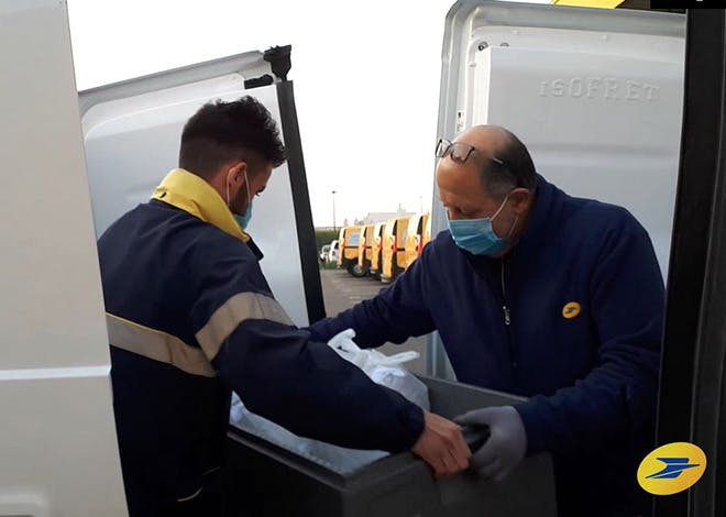 Depuis 2017, La Poste permet aux personnes âgées de se faire livrer leurs repas à domicile par le facteur