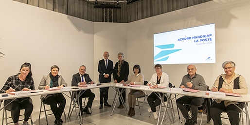 Valérie Decaux, directrice générale adjointe en charge des ressources humaines du groupe La Poste et les organisations syndicales ont signé le huitième accord social en faveur de l’emploi des personnes en situation de handicap
