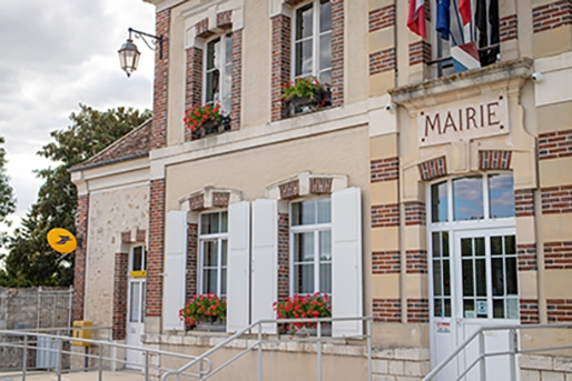photo d'une façade de mairie avec panneau la poste