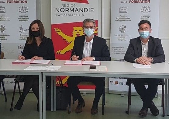 Florence Pavageau, déléguée régionale du Groupe La Poste, Rodolphe Thomas, président de l’E2C et Christian Letourneur, délégué du groupe La Poste pour le département du Calvados lors de la signature du partenariat