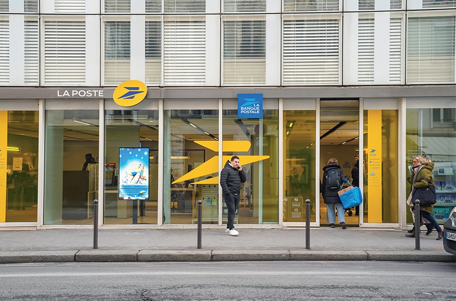 Photo devant un bureau de Poste (dans la rue)Rapport d'activité intégré 2022