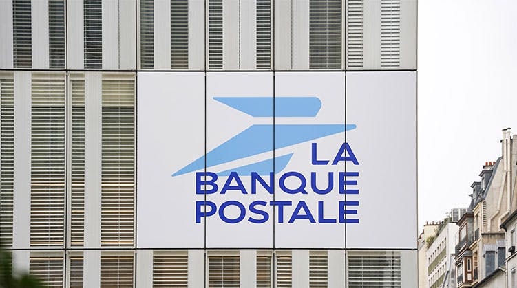 Résultats de La Banque Postale - Façade du siège social de La Banque Postale avec le logo de La Banque Postale
