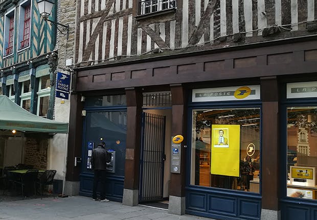 Façade du bureau de poste de Rennes Sainte-Anne