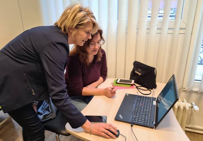 La Poste et la Banque des Territoires ont lancé "L’Étape Numérique", un espace spécifique connecté et modulable attenant au bureau de poste.