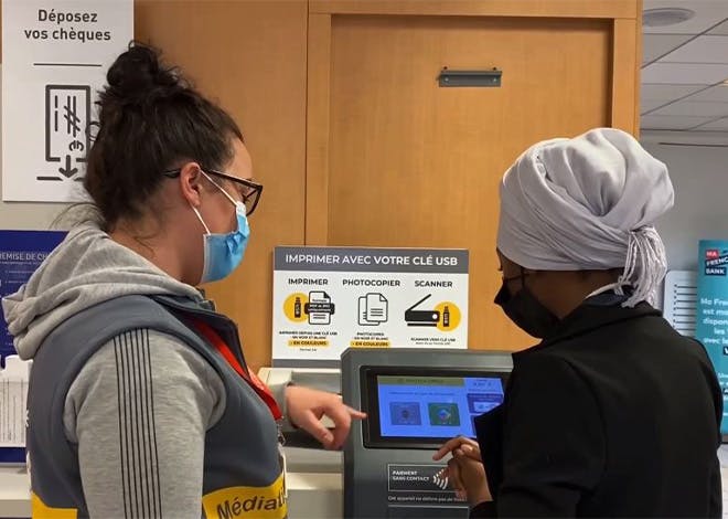 Le dispositif de médiation sociale et d’inclusion numérique a pour objectif de diminuer les inégalités numériques et développer le lien social pour rester au plus proche des clients.