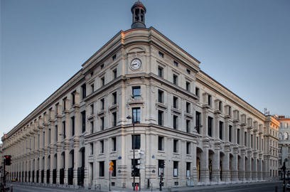 La nouvelle Poste du Louvre s’impose désormais comme un élément architectural et urbain fort, au cœur de Paris
