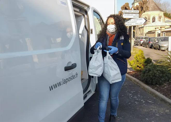 A Drain, le facteur livre les commandes de la supérette Proxi