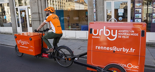 Photo d'un livreur urby à vélo