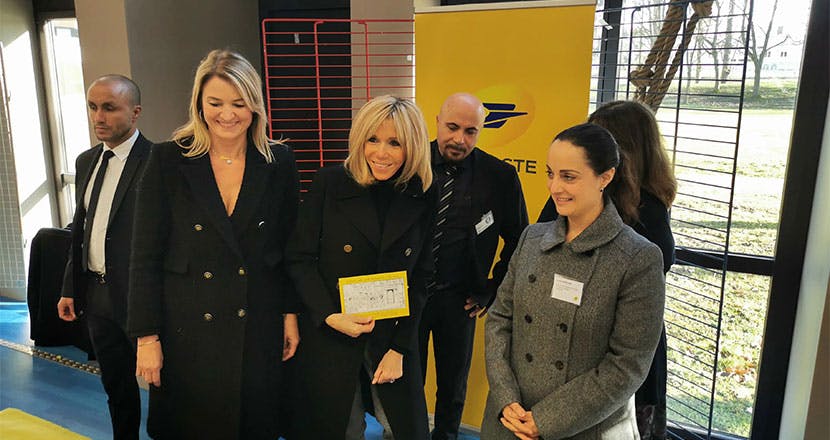 Les représentants de La Poste ont accueilli Brigitte Macron sur le stand