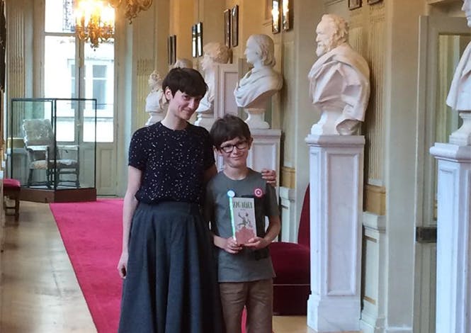 Flore Vesco, auteure du livre "226 bébés" et Raphaël, lauréat "Les Petits champions de la lecture"