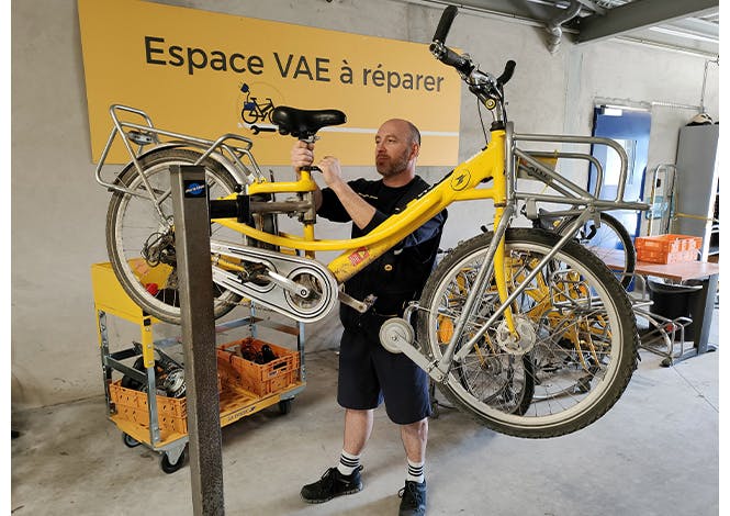 Recy'Clo Project, du groupe La Poste, offre une seconde vie à d’anciens vélo à assistance électrique