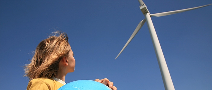 détail d'une enfant qui regarde une éolienne