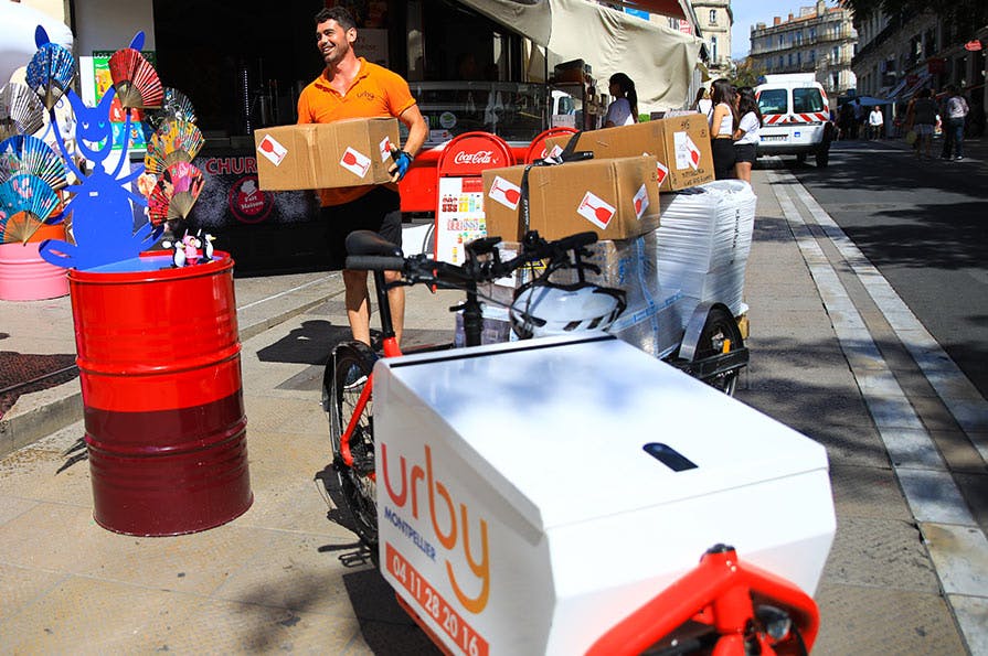 Les livraisons des transporteurs Urby sont intégralement effectuées par des véhicules à faible émission (électriques ou roulant au gaz naturel pour véhicule) ou à vélo.