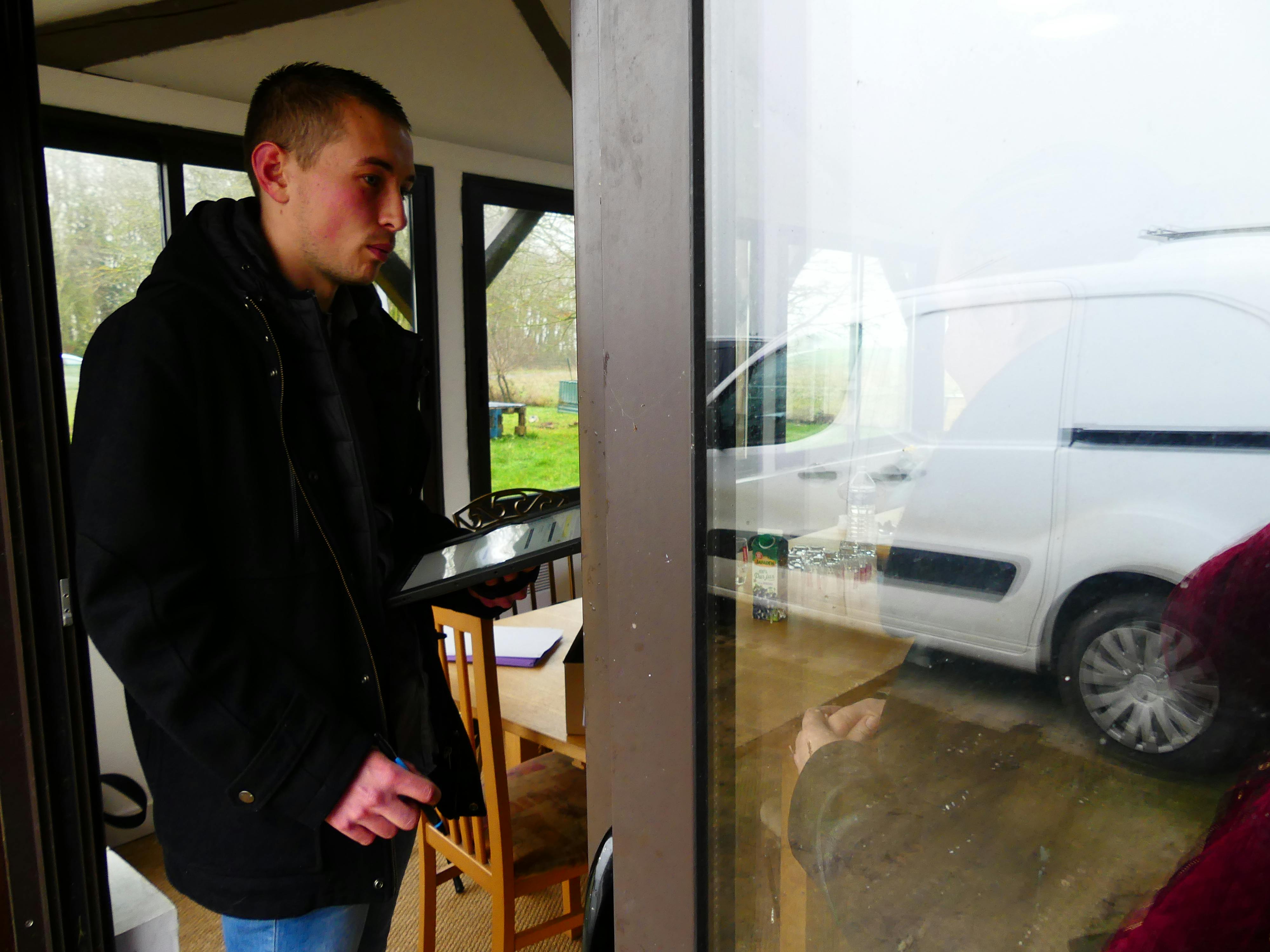Rémi Bizet, chargé d’opération chez SOliHa, réalise les diagnostics énergétiques chez les particuliers, les conseille et les accompagne dans leur projets de rénovation de leur habitation.