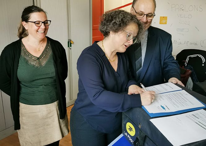Accord signé entre La Poste et la Recyclerie Sportive le 25 mars 2022.