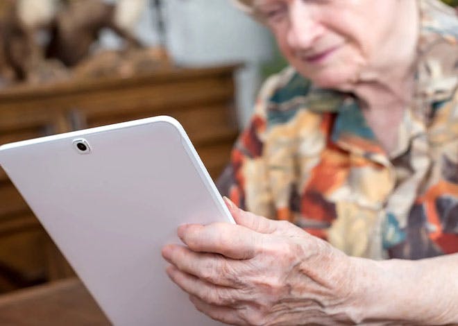 L’association Culturelle Rugloise organise pour les seniors des ateliers d’initiation au maniement d’une tablette tactile de La Poste.
