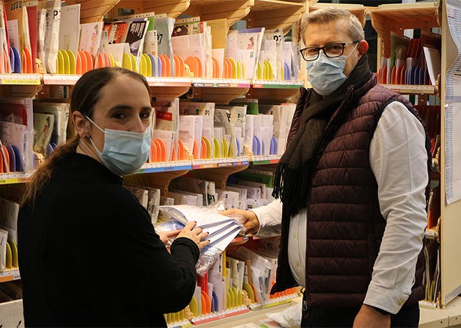 La Poste coordonne une distribution de masques auprès de personnes précaires