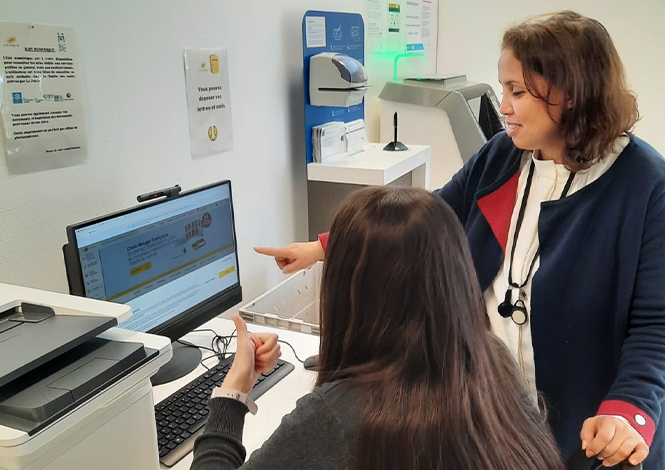 Photo de deux femmes devant un ordinateur