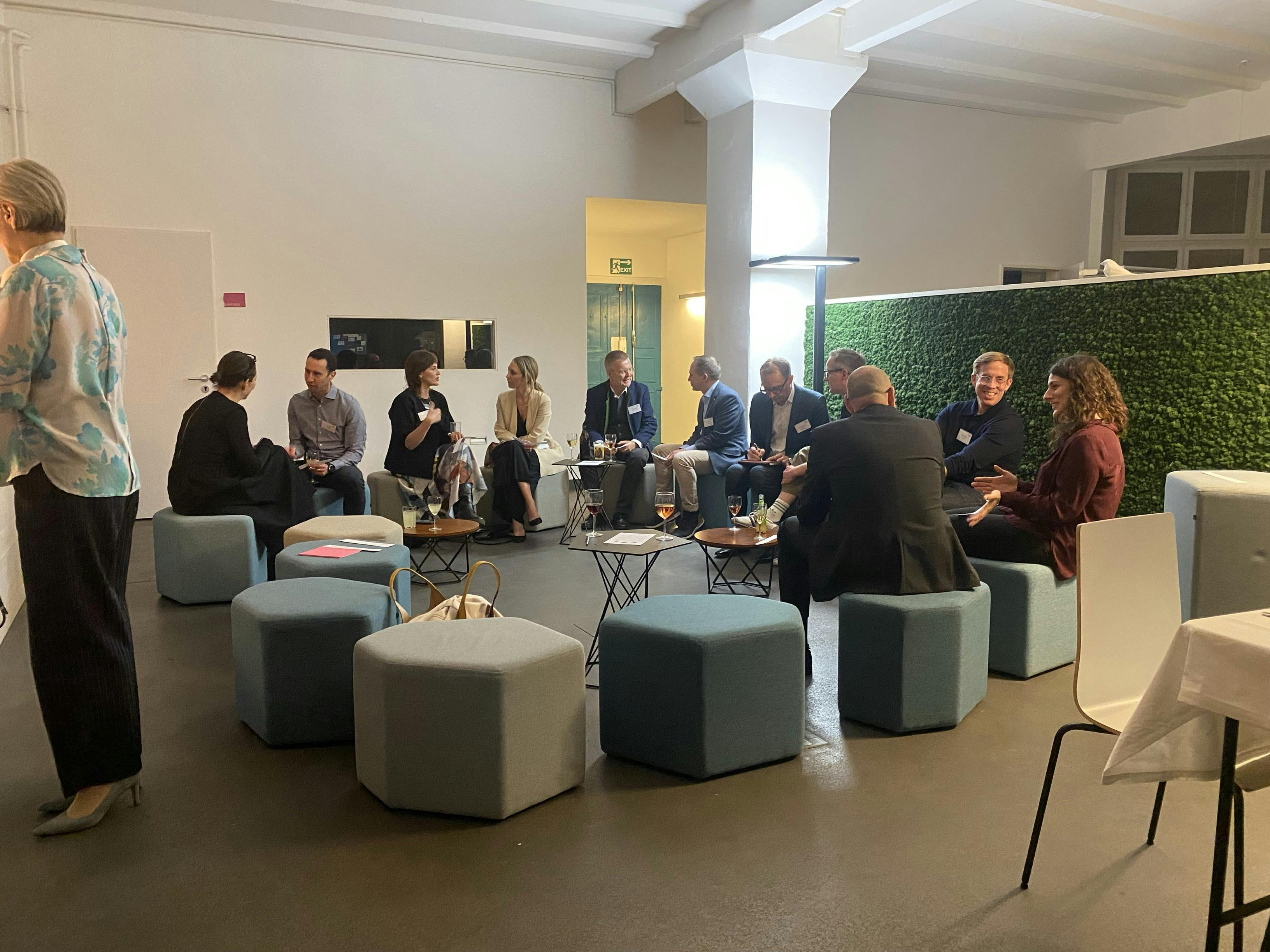 https://images.prismic.io/lead-berlin/Z_ZI0HdAxsiBwekO_leadandfee.jpeg?auto=format,compress