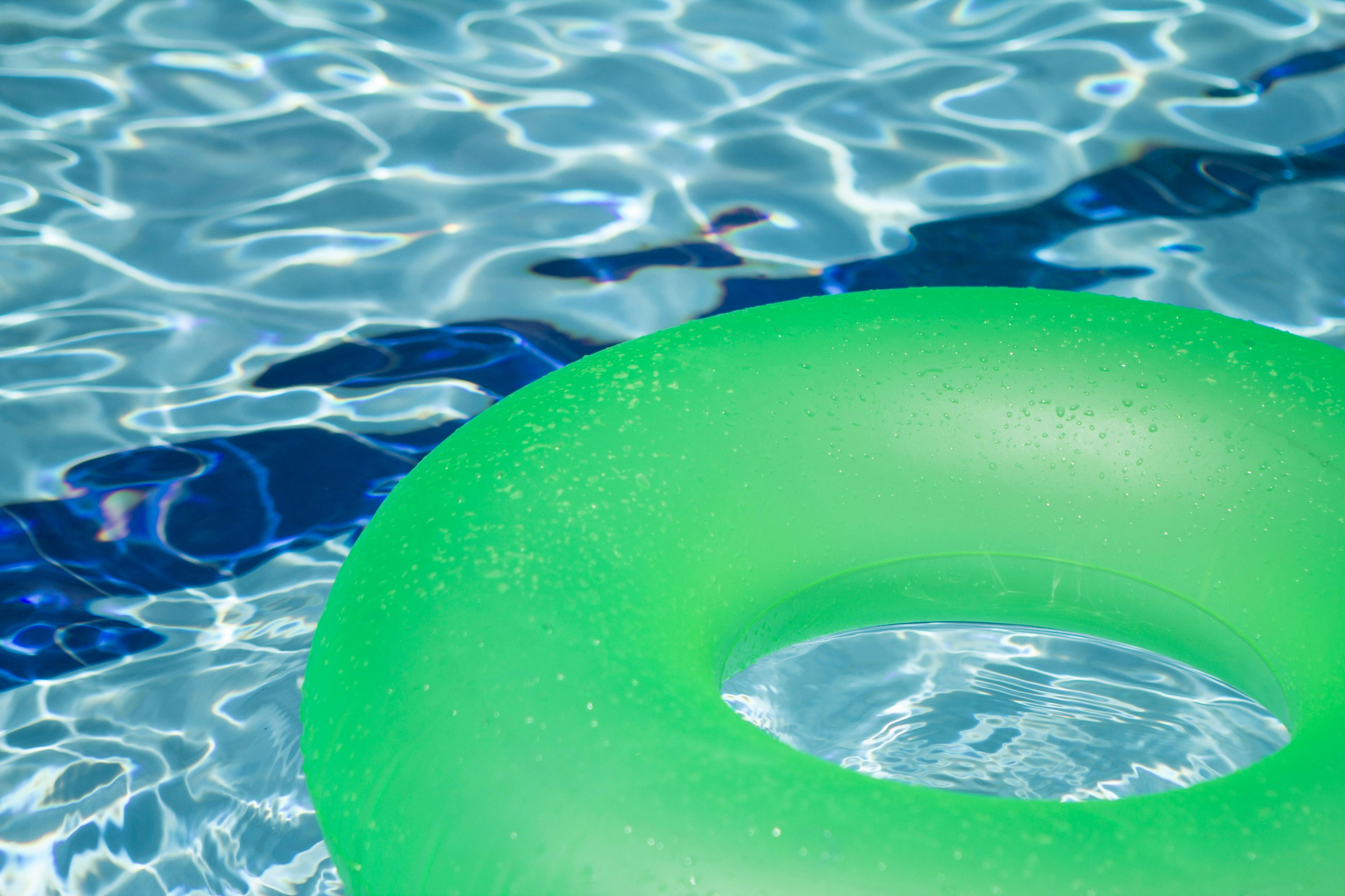 Swimming pool with an inflatable donut