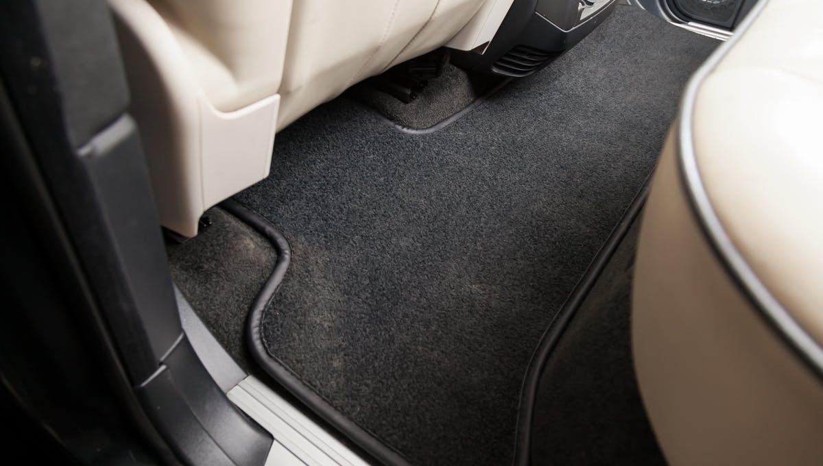 Best Ways To Clean Car Mats: Rubber & Carpet