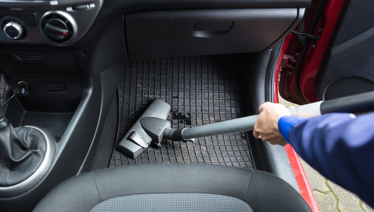 How to Clean Rubber Floor Mats in a Car