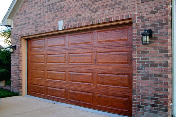 La porte de garage en bois et ses atouts