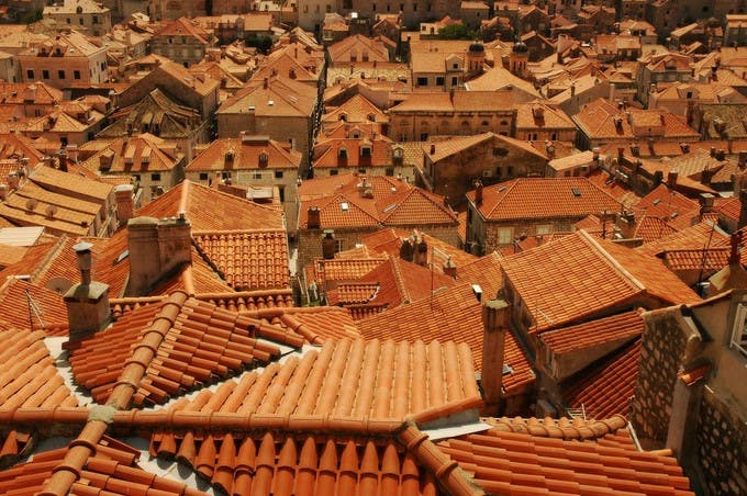 Les toitures en tuile sont représentatives du sud de la France mais, il existe de multiples formes et couleurs de tuile.