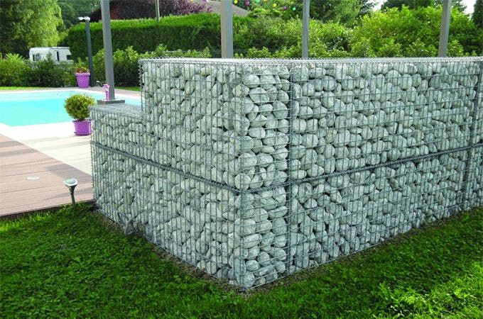 le style de remplissage de murs en gabion