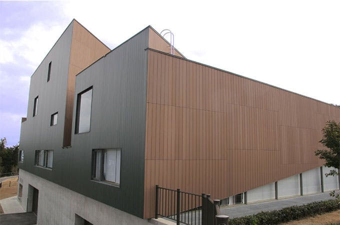 la façade avec un bardage en bois