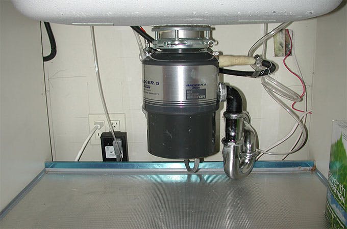 InSinkErator : l'invention d'un broyeur d'évier en kit pour les biodéchets  - NeozOne