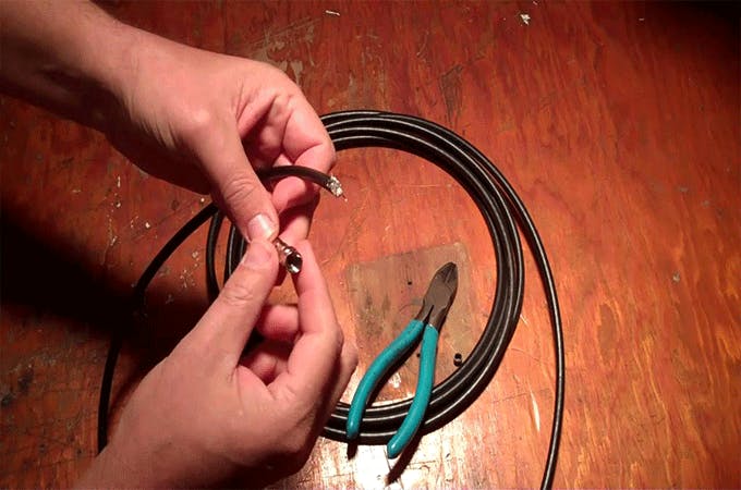 l'Installation de câble coaxial 