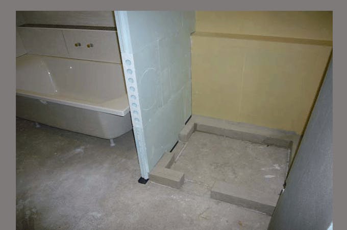 Les carreaux de plâtres alvéolés hydrofuges s’intègre dans la salle de bains