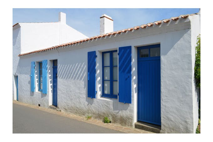 Volets et portes extérieures peintes en bleu.