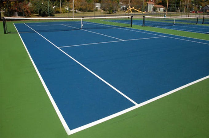 un terrain de tennis