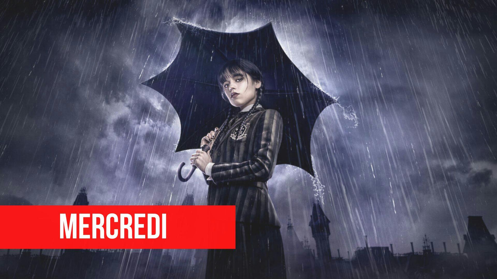 Image officielle de Mercredi Addams debout sous la pluie avec un parapluie