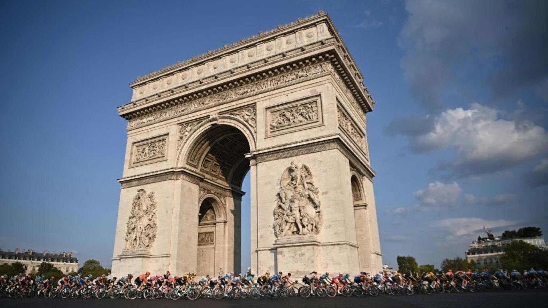 le Tour de France devant l'arc de triomphe