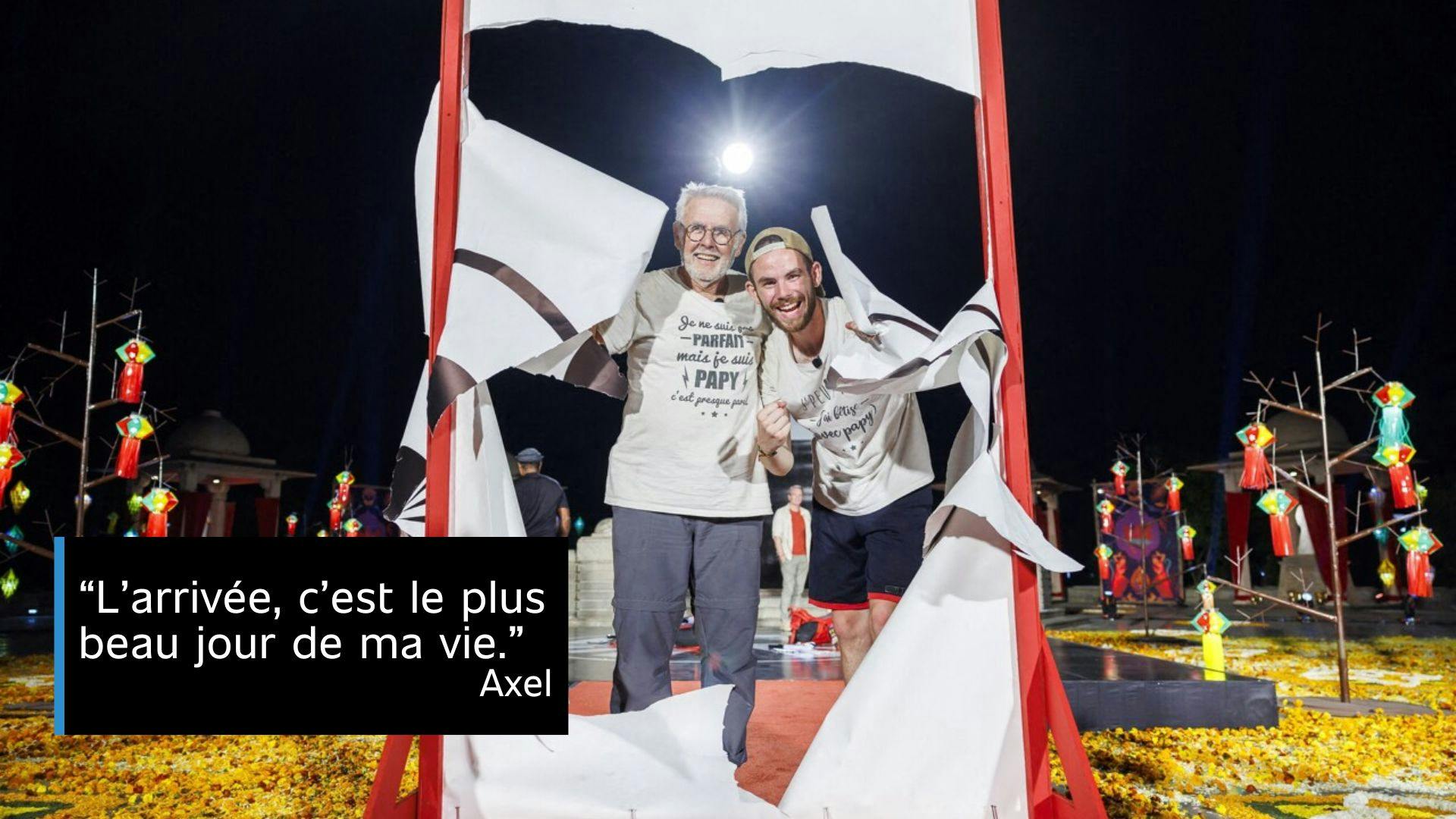 photographie du grand-père et du petit-fils devant la toile d’arrivée de Pékin Express, l’épopée des maharadjas