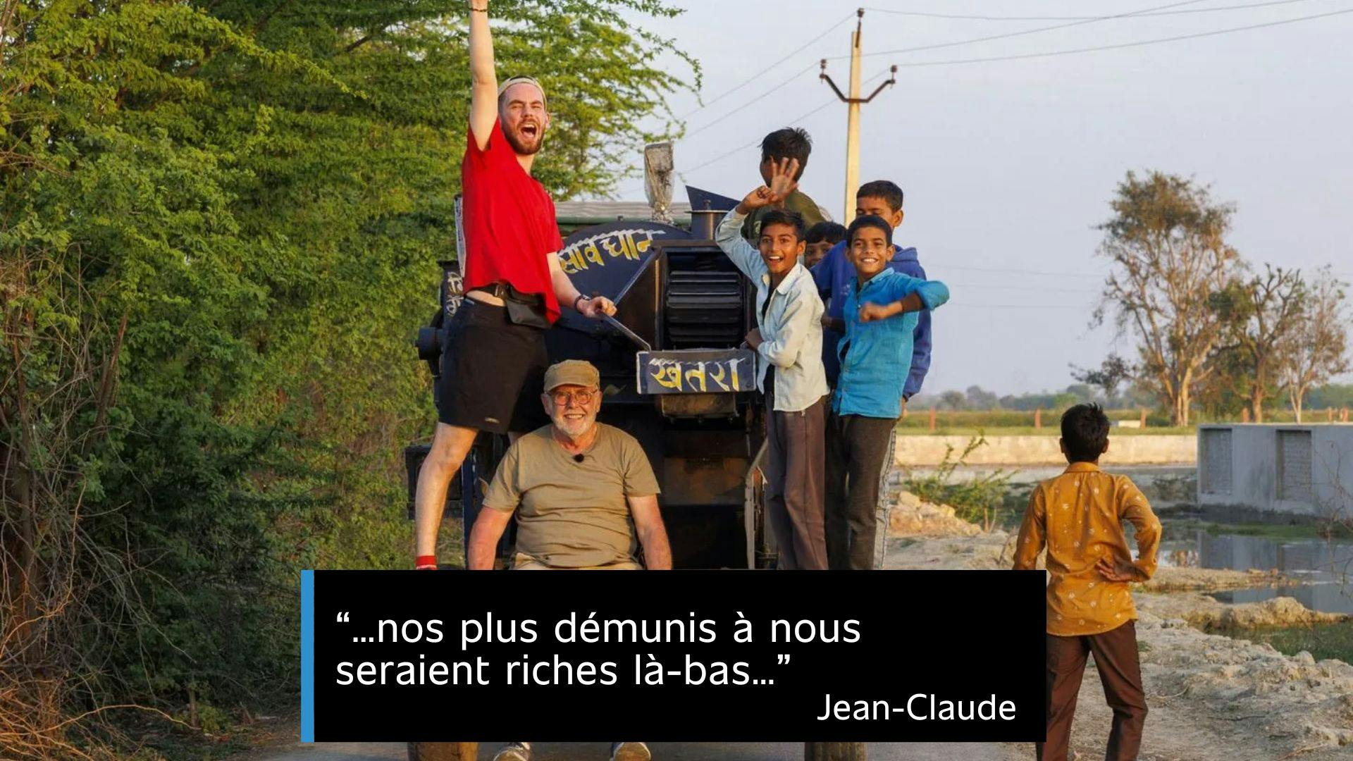 photographie de Jean-Claude et Axel à l’arrière d’un véhicule avec des enfants indiens