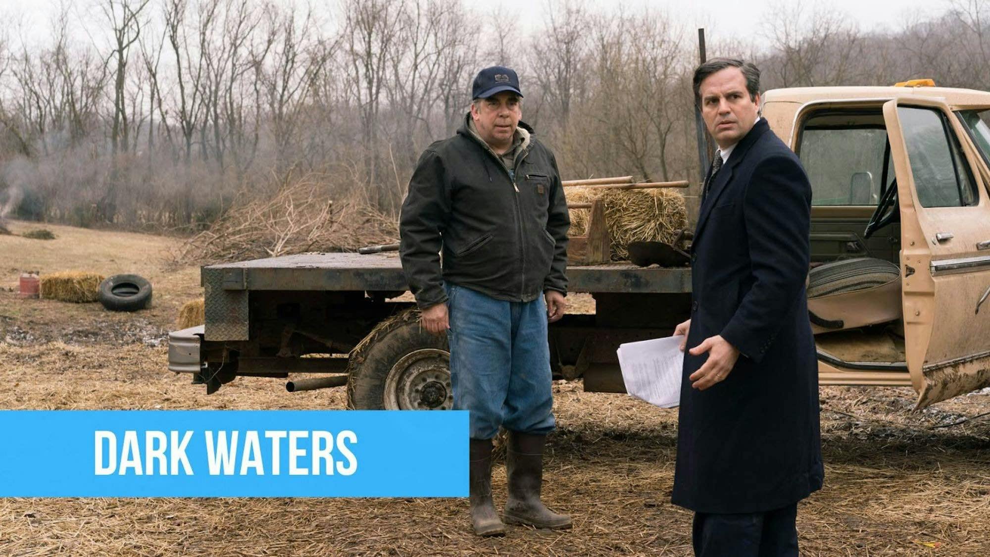 poster du film Dark waters avec les deux acteurs principaux avec un titre sur fond bleu