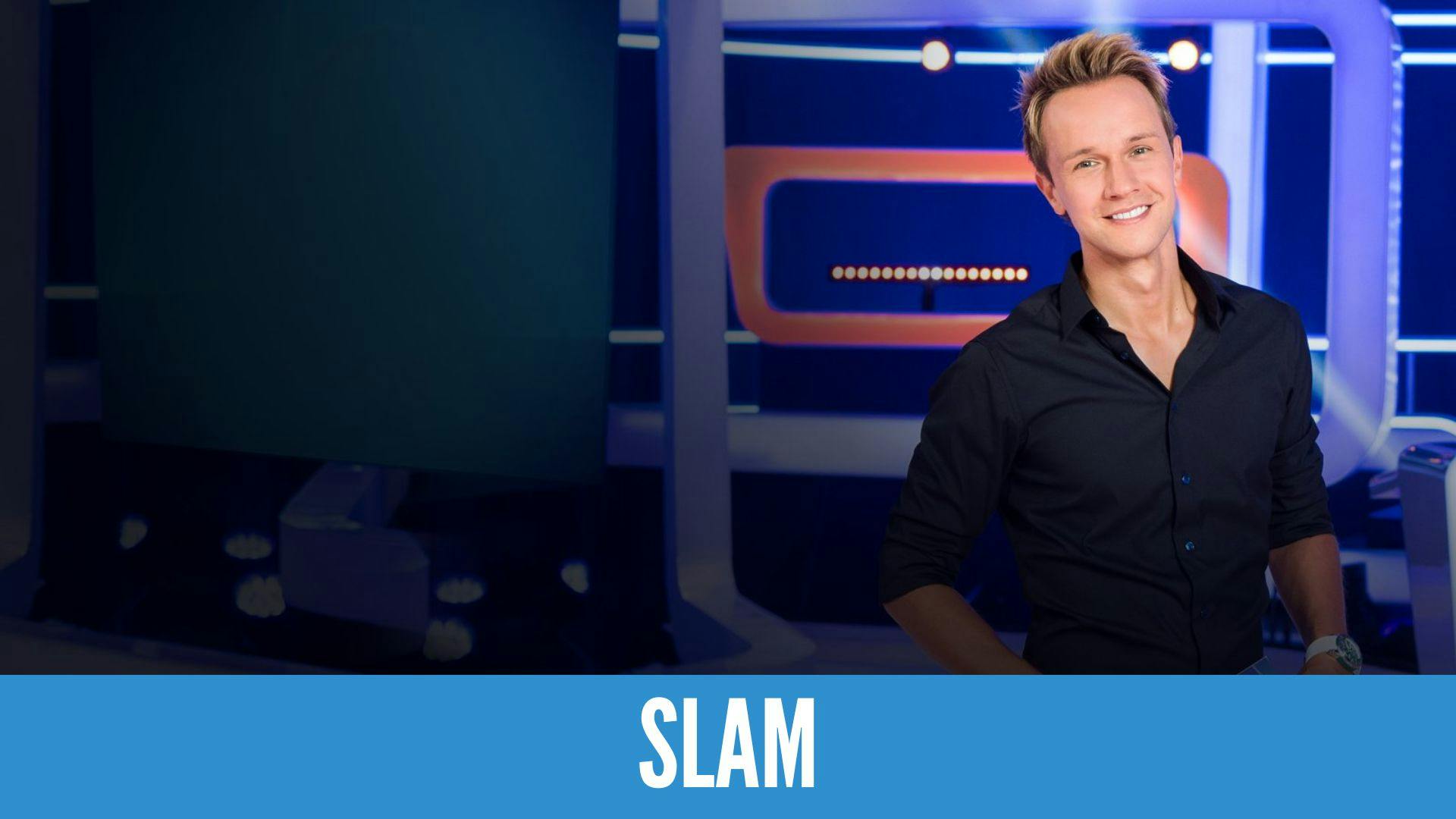 photo de l’animateur du jeu télévisé "Slam" et un titre sur fond bleu