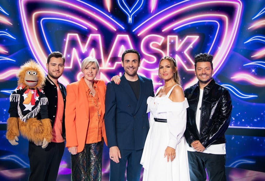 L'émission Mask Singer avec de gauche à droite, Jeff Panacloc, Chantal Ladesou, Camille Combal, Vitaa, et Kev Adams
