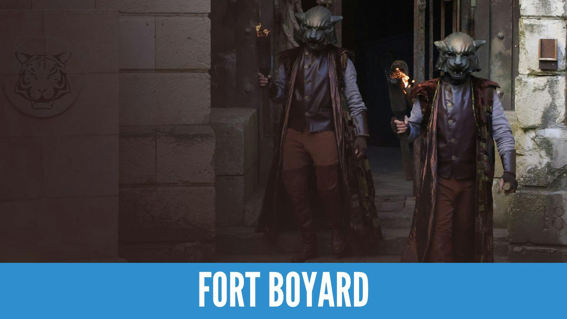 photo de maîtres du temps, personnages du jeu télévisé Fort Boyard et un titre sur fond bleu