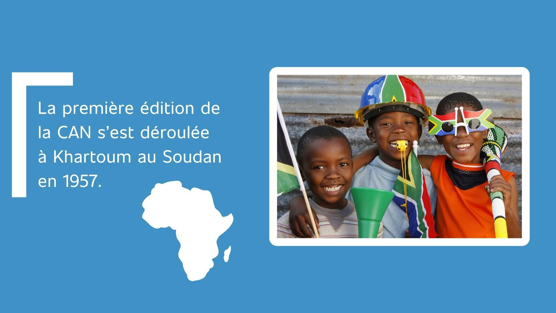 image montrant des petits garçons supporters de football avec un texte à gauche et une miniature de la carte géographique d’Afrique