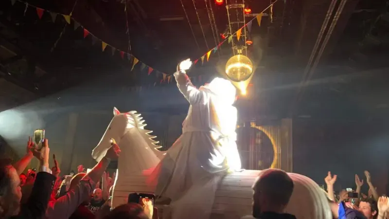 Homme sur un cheval