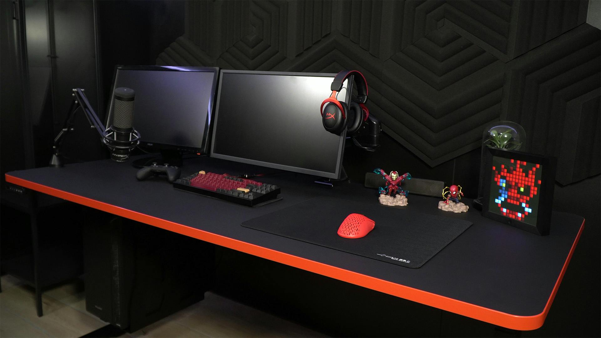 https://images.prismic.io/leetdesk/7935ce43-44aa-486d-9281-259312fa2e7c_red-gaming-setup-cable-management.jpg?auto=compress,format