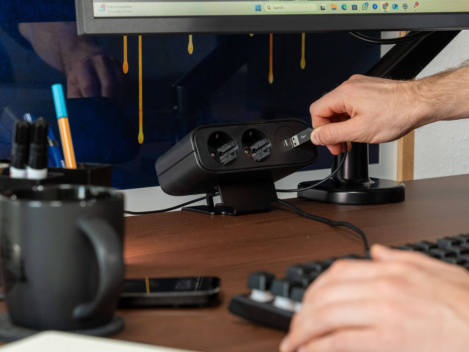 LeetDesk Power Flak – Clamp-on Power Strip with 230V & USB-C