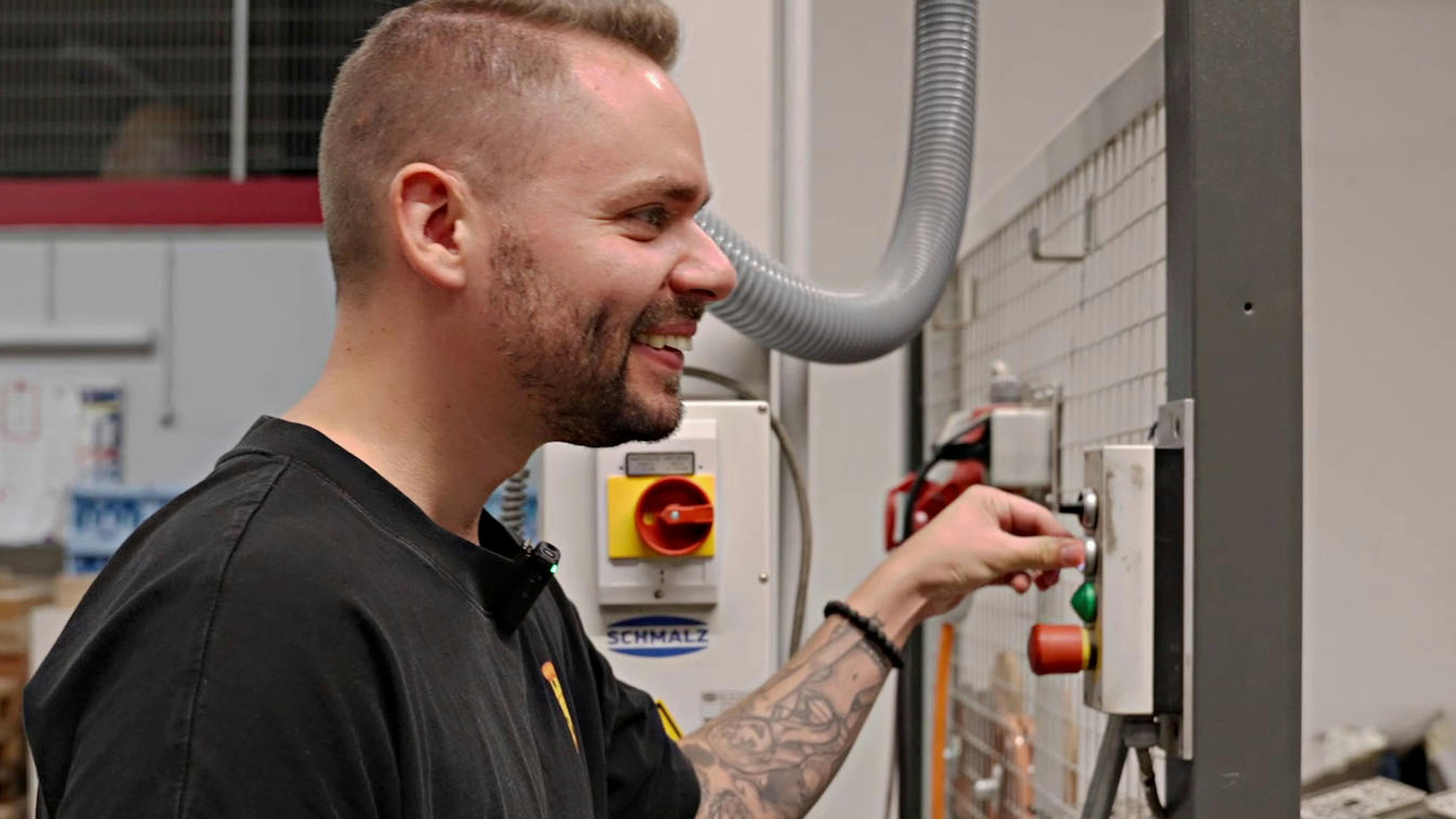 Visite de l'usine LeetDesk - Visite de l'usine avec Skuuii - Voici comment nos bureaux de jeu sont fabriqués en Allemagne.