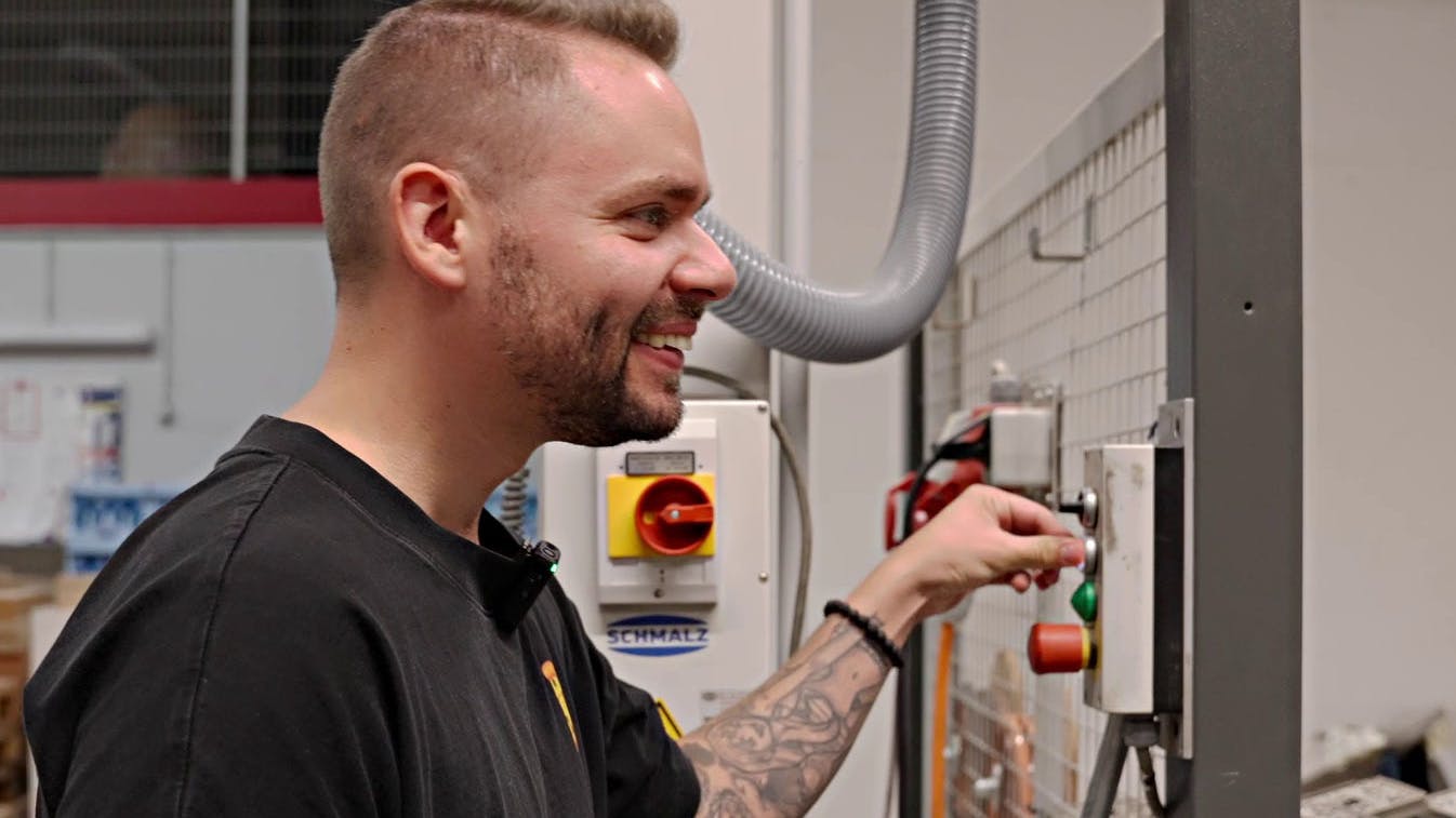 LeetDesk Werksbesichtigung - Factory Tour mit Skuuii - So werden unsere Gaming Tische in Deutschland hergestellt.