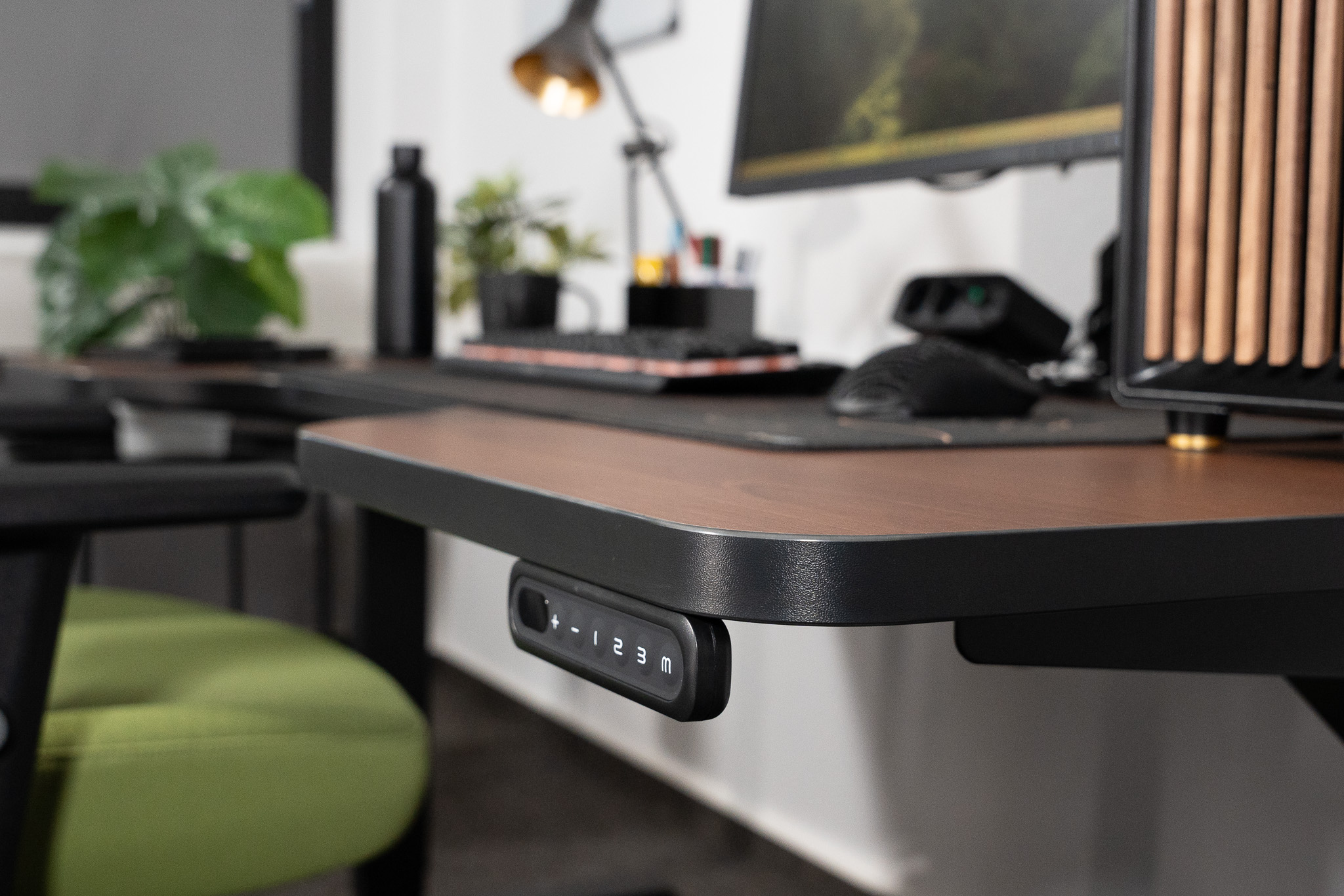 ・デッキテープ 悟空 ・デッキ darkroom(ダークルーム) LeetDesk Pro Darkwood – High-quality gaming desk with wood